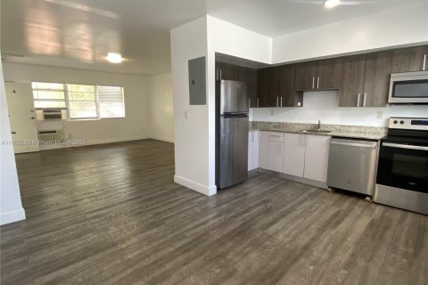 House in Surfside, Florida 2 bedrooms, 473.24 sq.m. № 1956804 - photo 8