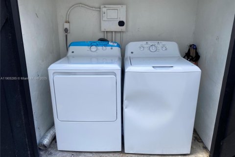 House in Surfside, Florida 2 bedrooms, 473.24 sq.m. № 1956804 - photo 20