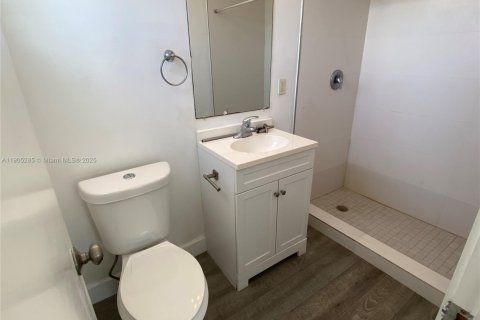 House in Surfside, Florida 2 bedrooms, 473.24 sq.m. № 1956804 - photo 15