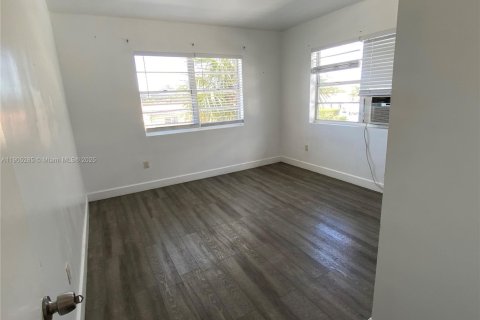 House in Surfside, Florida 2 bedrooms, 473.24 sq.m. № 1956804 - photo 17