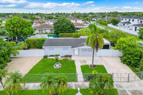 Casa en venta en Homestead, Florida, 4 dormitorios, 112.6 m2 № 1999183 - foto 2