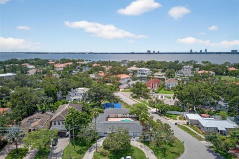 House in Tampa, Florida 5 bedrooms, 357.95 sq.m. № 1870952 - photo 12