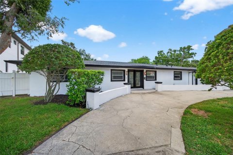 House in Tampa, Florida 5 bedrooms, 357.95 sq.m. № 1870952 - photo 1