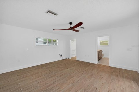 House in Tampa, Florida 5 bedrooms, 357.95 sq.m. № 1870952 - photo 5