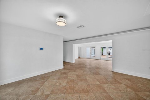 House in Tampa, Florida 5 bedrooms, 357.95 sq.m. № 1870952 - photo 4