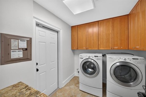 House in Tampa, Florida 5 bedrooms, 357.95 sq.m. № 1870952 - photo 24