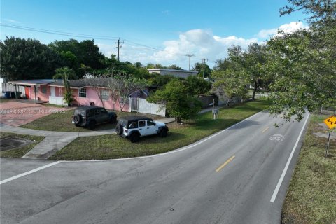 Casa en venta en Miami, Florida, 3 dormitorios, 120.22 m2 № 1993446 - foto 1