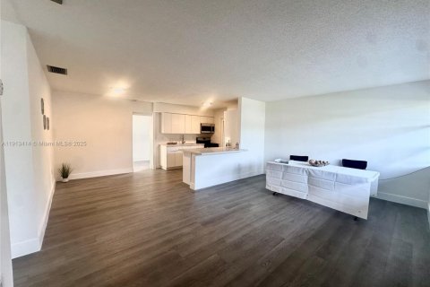 Casa en venta en Sunrise, Florida, 3 dormitorios № 1969456 - foto 3