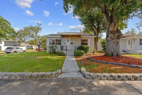 House in Saint Petersburg, Florida 2 bedrooms, 91.97 sq.m. № 1821074 - photo 1