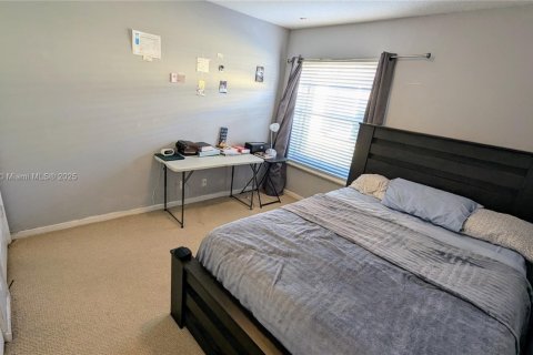 Casa en venta en Pembroke Pines, Florida, 5 dormitorios, 261.33 m2 № 1937804 - foto 26