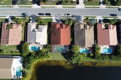 Casa en venta en Pembroke Pines, Florida, 5 dormitorios, 261.33 m2 № 1937804 - foto 9