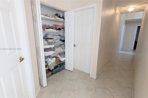 Casa en venta en Pembroke Pines, Florida, 5 dormitorios, 261.33 m2 № 1937804 - foto 30