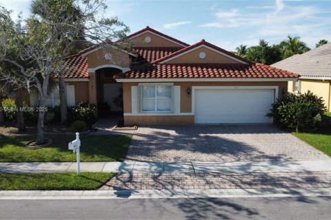 Casa en venta en Pembroke Pines, Florida, 5 dormitorios, 261.33 m2 № 1937804 - foto 2