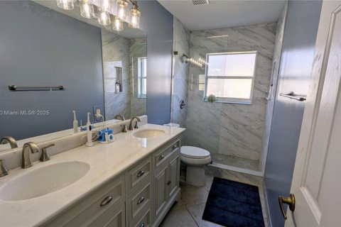 Casa en venta en Pembroke Pines, Florida, 5 dormitorios, 261.33 m2 № 1937804 - foto 24