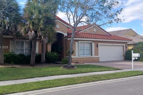 Casa en venta en Pembroke Pines, Florida, 5 dormitorios, 261.33 m2 № 1937804 - foto 3