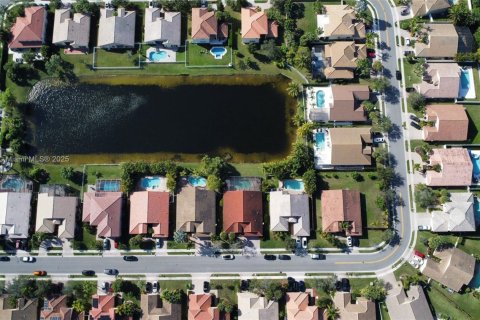 Casa en venta en Pembroke Pines, Florida, 5 dormitorios, 261.33 m2 № 1937804 - foto 7