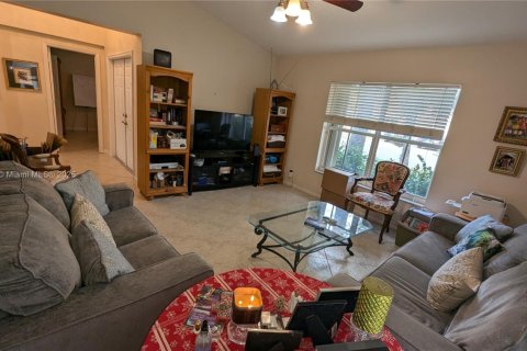 Casa en venta en Pembroke Pines, Florida, 5 dormitorios, 261.33 m2 № 1937804 - foto 16