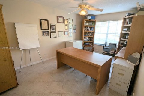 Casa en venta en Pembroke Pines, Florida, 5 dormitorios, 261.33 m2 № 1937804 - foto 17