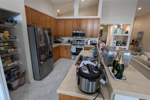 Casa en venta en Pembroke Pines, Florida, 5 dormitorios, 261.33 m2 № 1937804 - foto 14