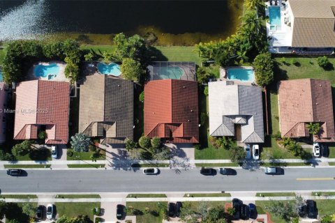 Casa en venta en Pembroke Pines, Florida, 5 dormitorios, 261.33 m2 № 1937804 - foto 8