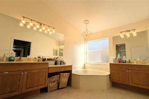 Casa en venta en Pembroke Pines, Florida, 5 dormitorios, 261.33 m2 № 1937804 - foto 20