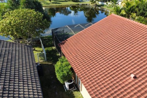 Casa en venta en Pembroke Pines, Florida, 5 dormitorios, 261.33 m2 № 1937804 - foto 6