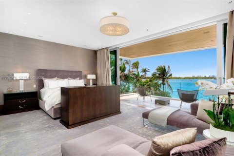 House in Bal Harbour, Florida 9 bedrooms, 2037.07 sq.m. № 2055251 - photo 12