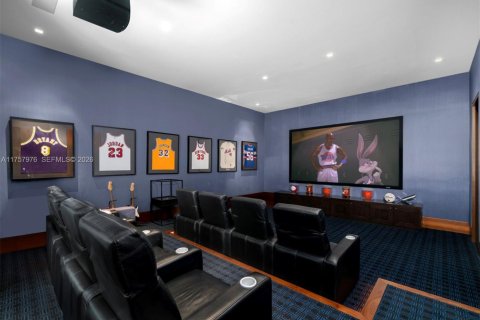 House in Bal Harbour, Florida 9 bedrooms, 2037.07 sq.m. № 2055251 - photo 25