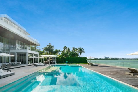 House in Bal Harbour, Florida 9 bedrooms, 2037.07 sq.m. № 2055251 - photo 13