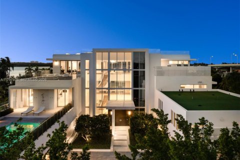 House in Bal Harbour, Florida 9 bedrooms, 2037.07 sq.m. № 2055251 - photo 7