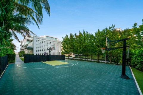 House in Bal Harbour, Florida 9 bedrooms, 2037.07 sq.m. № 2055251 - photo 23