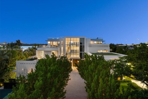 House in Bal Harbour, Florida 9 bedrooms, 2037.07 sq.m. № 2055251 - photo 15