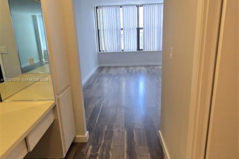 Copropriété à vendre à Hallandale Beach, Floride: 2 chambres, 118.91 m2 № 2072478 - photo 27