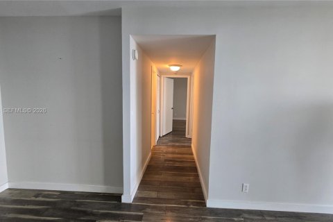 Copropriété à vendre à Hallandale Beach, Floride: 2 chambres, 118.91 m2 № 2072478 - photo 13