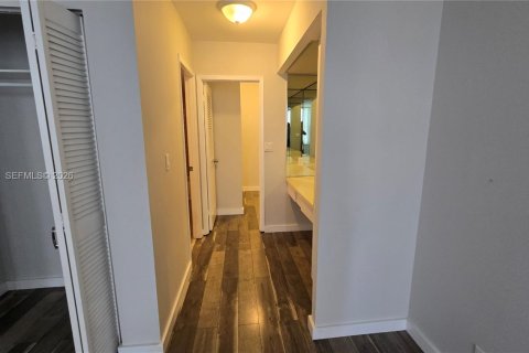 Copropriété à vendre à Hallandale Beach, Floride: 2 chambres, 118.91 m2 № 2072478 - photo 23