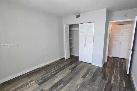 Copropriété à vendre à Hallandale Beach, Floride: 2 chambres, 118.91 m2 № 2072478 - photo 18