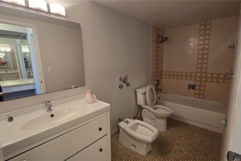 Copropriété à vendre à Hallandale Beach, Floride: 2 chambres, 118.91 m2 № 2072478 - photo 28