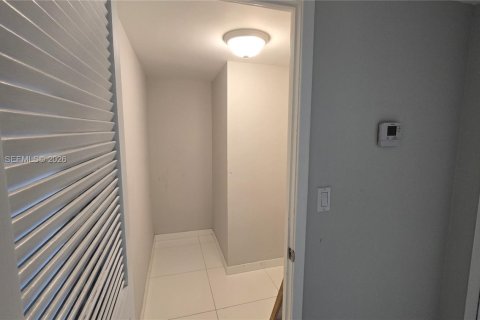 Copropriété à vendre à Hallandale Beach, Floride: 2 chambres, 118.91 m2 № 2072478 - photo 12