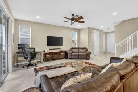 House in Davie, Florida 3 bedrooms, 209.22 sq.m. № 2004871 - photo 9