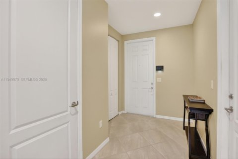 House in Davie, Florida 3 bedrooms, 209.22 sq.m. № 2004871 - photo 6