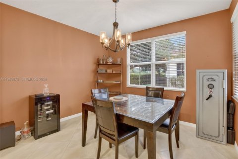 House in Davie, Florida 3 bedrooms, 209.22 sq.m. № 2004871 - photo 16