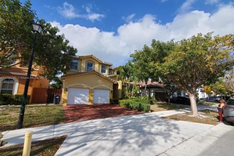 House in Doral, Florida 4 bedrooms, 283.63 sq.m. № 2079340