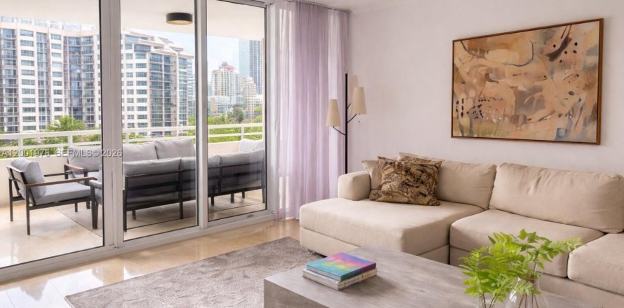 Кондоминиум с 2 спальнями в Майами, Флорида № 2067826