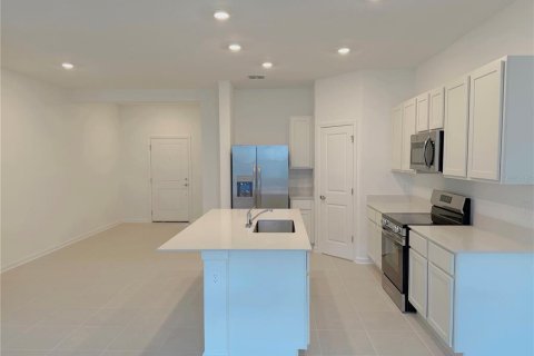 Townhouse in Dundee, Florida 3 bedrooms, 161.28 sq.m. № 2291530 - photo 8