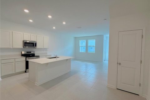 Townhouse in Dundee, Florida 3 bedrooms, 161.28 sq.m. № 2291530 - photo 4