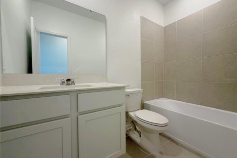 Townhouse in Dundee, Florida 3 bedrooms, 161.28 sq.m. № 2291530 - photo 13