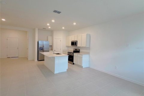 Townhouse in Dundee, Florida 3 bedrooms, 161.28 sq.m. № 2291530 - photo 5
