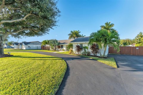 Купить виллу или дом в Хомстед, Флорида 6 спален, 212м2, № 1996046 - фото 6