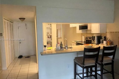 Condo in Plantation, Florida, 2 bedrooms  № 1971059 - photo 12