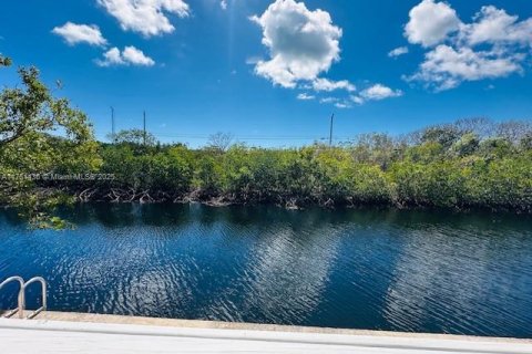 House in Key Largo, Florida 2 bedrooms, 164.99 sq.m. № 1862697 - photo 11